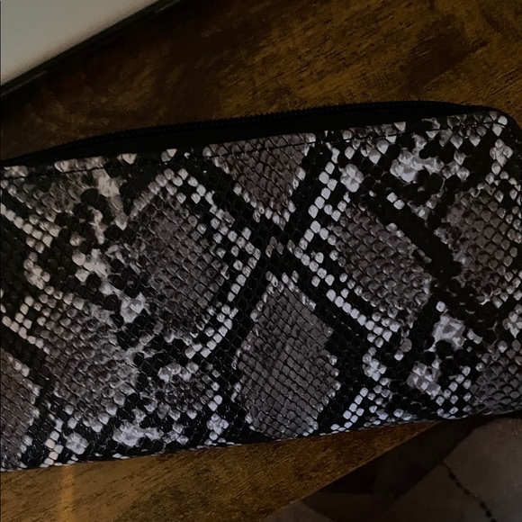 Snakeskin Pattern Wallet - Picture 4 of 4